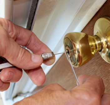how-to-unlock-a-door-min